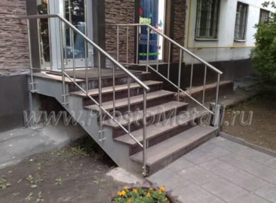 прямая лестница из металла у крыльца